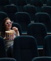 Festiwale Filmowe - Relacje i Wrażenia Kino niezależne to przestrzeń, w której rodzą się najbardziej innowacyjne i odważne projekty filmowe. Na stronie W Małym Kinie z pasją śledzimy najnowsze produkcje niezależne, które często przełamują schematy i oferują świeże spojrzenie na świat. Nasze artykuły poświęcone kinu niezależnemu to okazja do poznania filmów, które często nie trafiają do szerokiej dystrybucji, ale zasługują na szczególną uwagę. Dzięki naszym analizom i recenzjom, możesz odkryć nie tylko filmy, które zdobywają nagrody na festiwalach, ale także te, które poruszają ważne społecznie tematy lub zachwycają swoją oryginalnością. Kino niezależne to nieustanne źródło inspiracji i innowacji, a my jesteśmy tutaj, aby pomóc Ci w odkrywaniu tych niezwykłych produkcji.